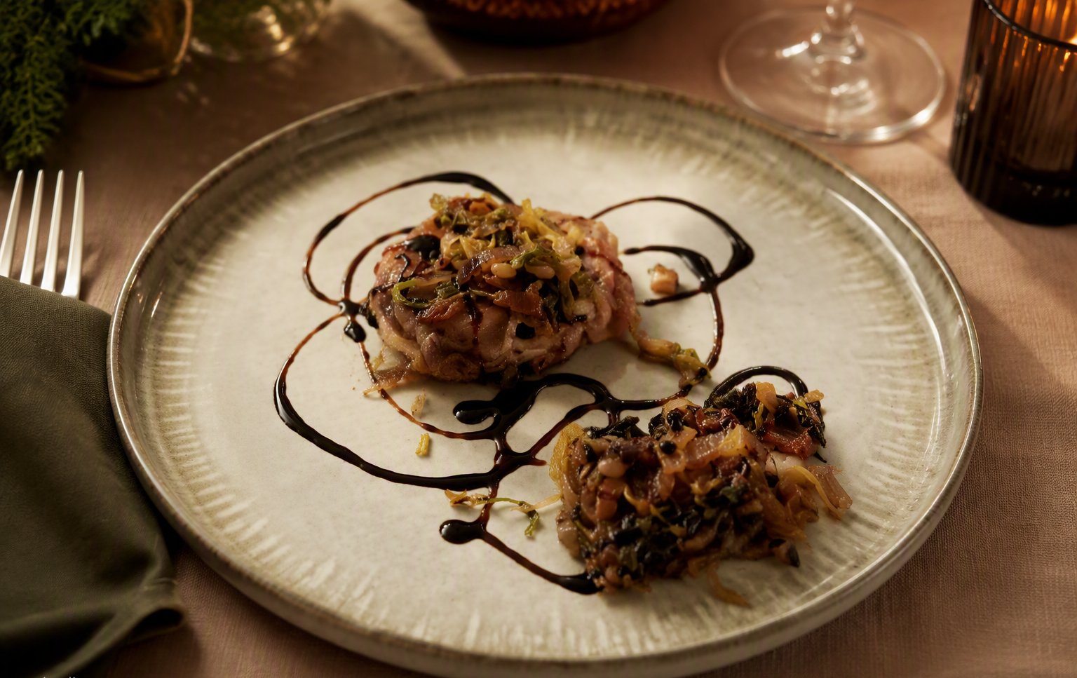 Antipasto impiattato con riduzione al balsamico